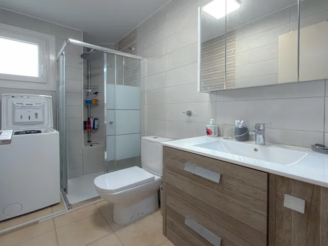 Centro! Interesante ático semireformado, con gran terraza e increíbles vistas panorámicas + 2 piscinas comunitarias — 23