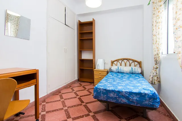 Por debajo de la Plaza Trinidad, a un paso de Facultad de Traductores, Derecho, Escuela de Arte y Oficios. Actualmente 6 estancias(incluido el salón). un cuarto de baño, un aseo, cocina. Techos Alto — 21