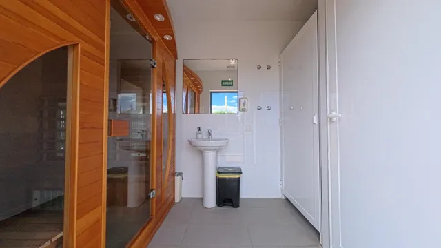 Amplio apartamento de esquina en planta baja con parcela y estudio exterior — 38