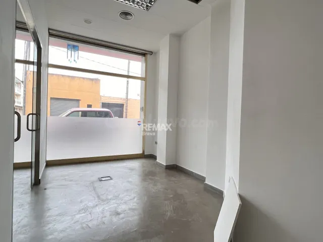 Local comercial de 200 m2 con excelente visibilidad en La Bi - foto 5