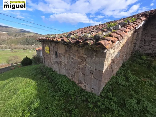 Se vende casa de piedra para rehabilitar con jardín en Cades - foto 3