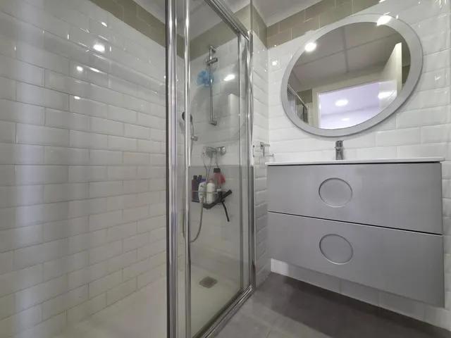Apartamento situado en la urbanización Torre Luquillo, en el kilómetro 5,5 de La Manga del Mar Menor, que destaca por sus impresionantes vistas tanto al Mar Menor como al mar Mediterráneo. — 35
