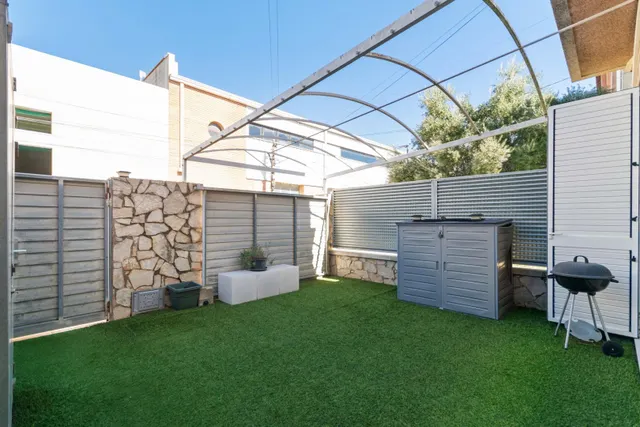 Casa adosada impecable de 4 dormitorios, placas solares y excelente ubicación en Empuriabrava. — 6