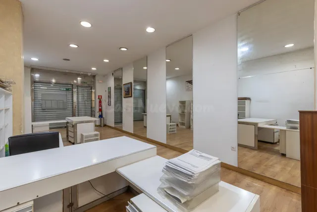 LOCAL COMERCIAL EN CALLE ÁNGEL GANIVET – UBICACIÓN PRIVILEGIADA — 2