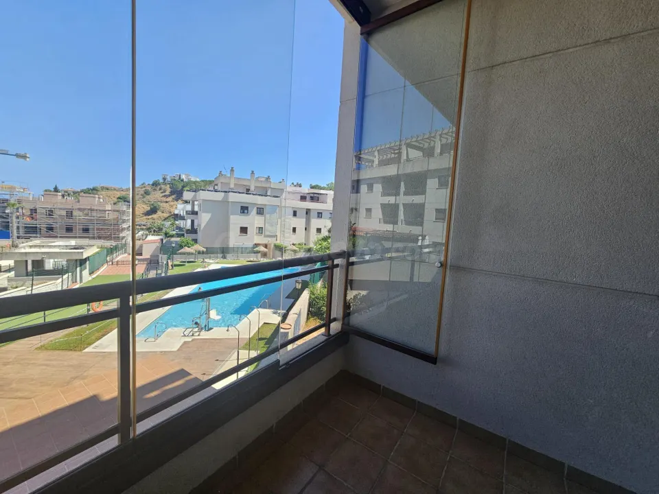 Amplio piso de 3 dormitorios con terraza, garaje, trastero y piscina en Mijas Costa