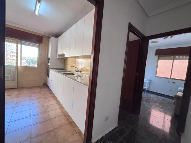 Piso para estudiantes muy luminoso de 3 dormitorios en la Alameda, Cartagena. — 7