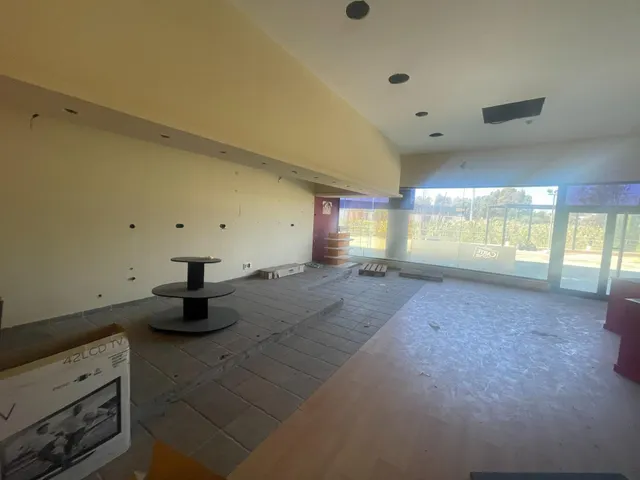 SE ALQUILA ESPACIOSO LOCAL EN UNO DE LOS CENTROS DE NEGOCIOS CON MAYOR PROYECCIÓN DE LA COMARCA — 9