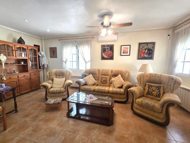 Amplia villa (aprox. 98 m2 + terrazas y garaje) con 3 dormitorios, 2 baños y gran piscina comunitaria. Cerca de colegios y comercios, y a solo 1,5 km de las playas de Punta Prima. — 11