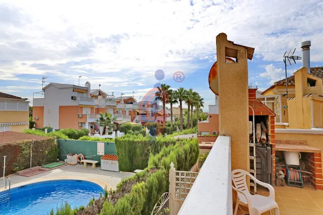 Espectacular bungalow en esquina con gran solárium, jardín privado y piscina en Guardamar del Segura — 3