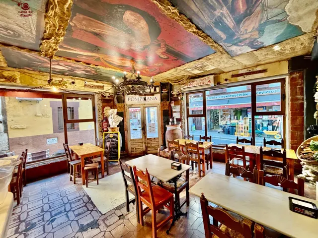 Espectacular Bar Restaurante en el centro urbano con una superficie de 200m2 distribuidos en una planta comercial de 110m2 más almacén de 90m22 — 2