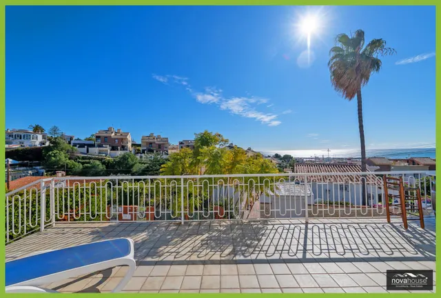 Chalet independiente con piscina privada y vistas al mar — 40