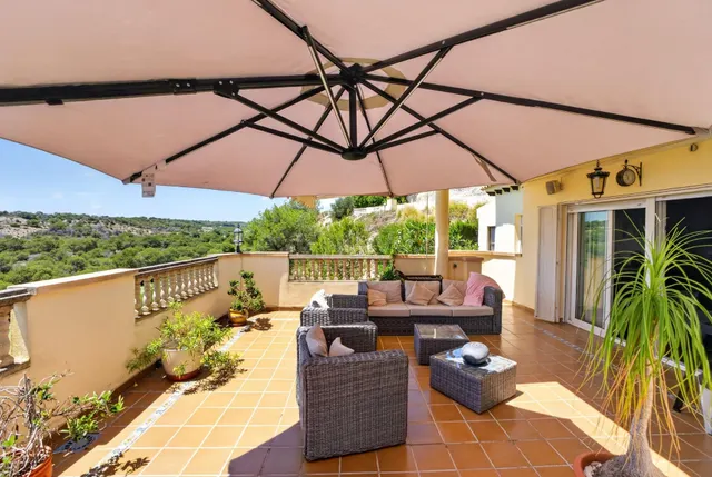 Villa de 5 Dormitorios en Primera Línea de Golf con Piscina  - foto 2