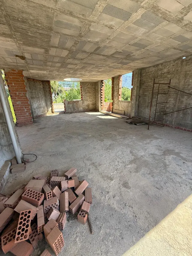 se vende 2 parcelas contiguas con casa en urbanizacion Atalaya rio Verde Marbella — 48