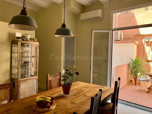 Exclusivo piso renovado con patio en El Born - foto 5