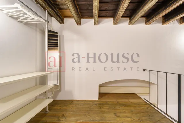 Piso con 2 lofts independientes con balcon baños cada uno y una excelente ubicación en el gótic — 32