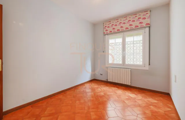 VENTA de AMPLIO en BREDA:  4 DORMITORIOS, MUY LUMINOSO y JUNTO al CENTRO DE BREDA — 13