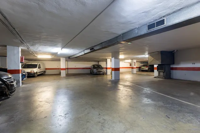 Piso amplio con posibilidad de parking en Calle Aragón — 31