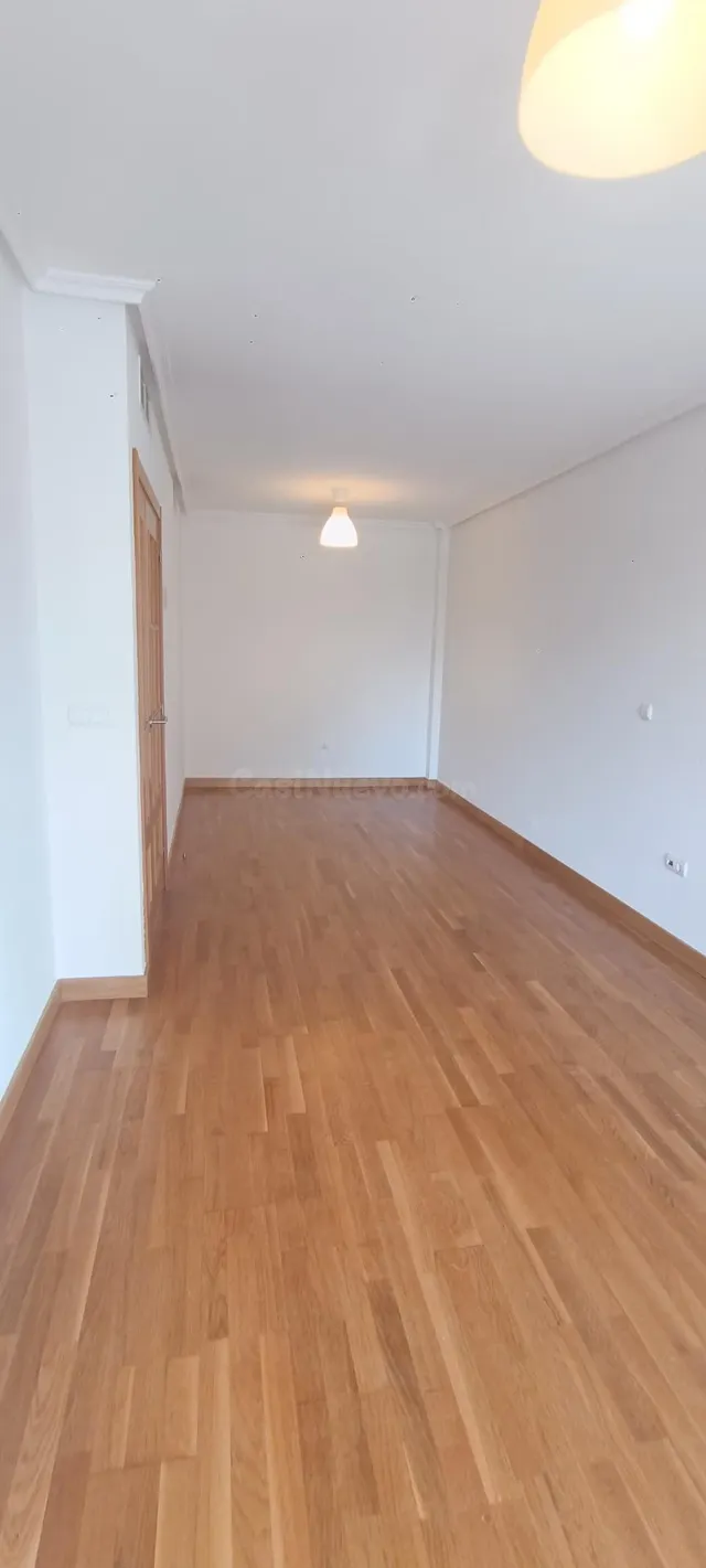 Oportunidad con TERRAZA en Juan Carlos I — 2