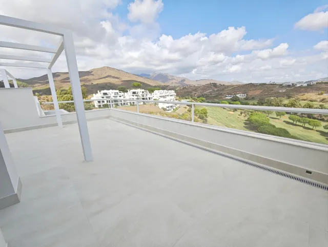Exclusivo Ático Dúplex en Primera Línea de Golf | 215,51 m2 de Lujo, Vistas Abiertas y Solárium Privado — 3