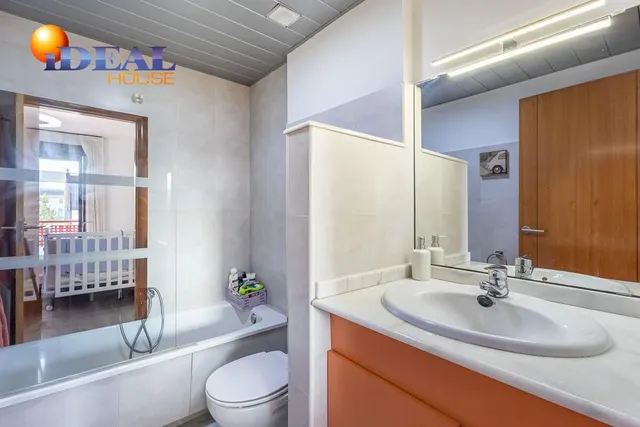 Amplia casa de 182 m2 con patio, gran sótano y a menos de 5 minutos del metro — 21