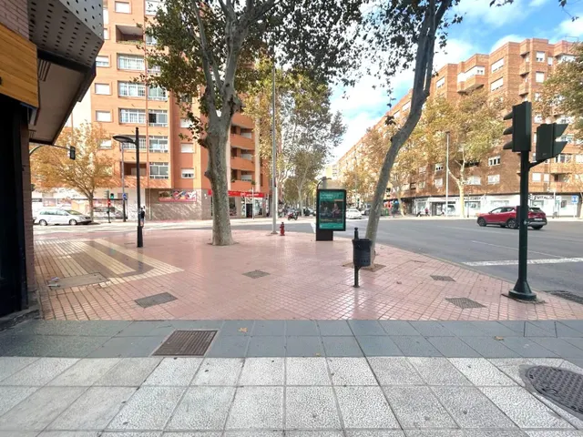 LOCAL COMERCIAL EN VENTA, AVDA. REINA VICTORIA EUGENIA — 4