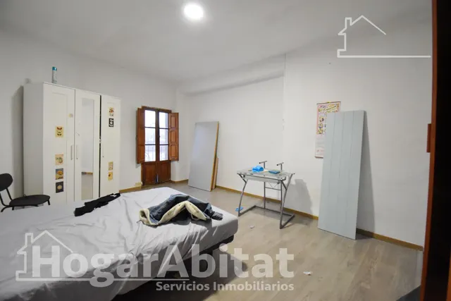 Casa luminosa y esquinera con balcón y dos terrazas, toda amueblada, en el centro — 16