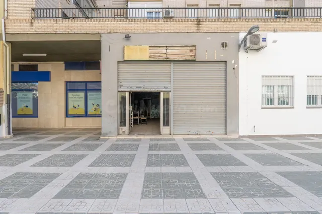 Local comercial amplio y polivalente en zona peatonal – La Chana, Granada — 3