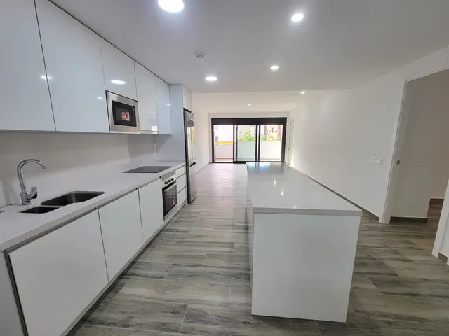 Moderno apartamento muy espacioso, en esquina, 3 dormitorios, 3 baños, parking, piscina, a 5 minutos a pie de la Playa del Cura — 14