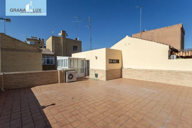 Ático dúplex junto Alhamar con 2 garajes y 2 trasteros - foto 3