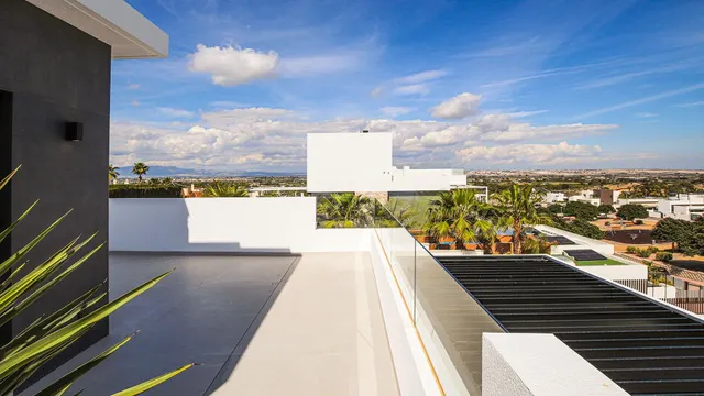 Villa de 4 dormitorios y piscina privada en Ciudad Quesada, Alicante — 18