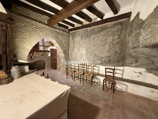 Rupit | Casa de piedra con encanto y gran potencial en el corazón del pueblo — 4