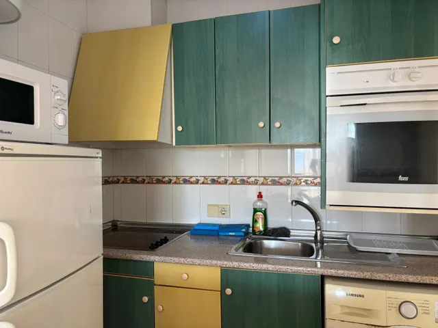 Ático de 2 dormitorios y 2 baños con piscina y parking a 550 metros del mar — 10