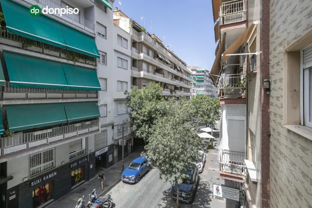 EXCLUSIVO PISO DE 253 m2 EN GRANADA CENTRO – 2.800 €/MES DE RENTABILIDAD — 2