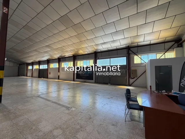 Nave junto Avenida del textil. - foto 2