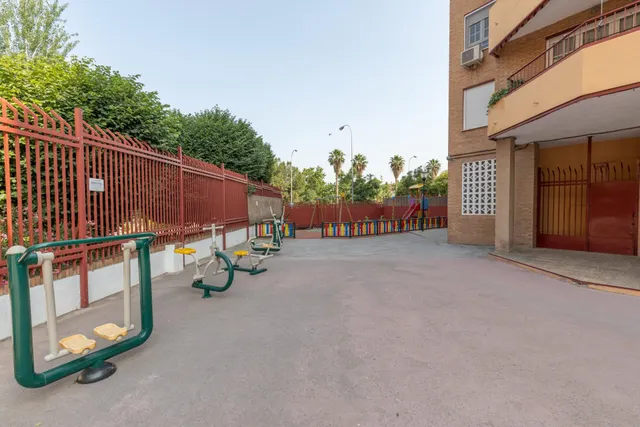 Amplio piso de 4 dormitorios en la prestigiosa urbanización Las Brisas – La Chana — 46