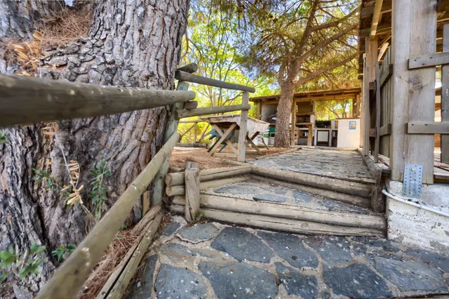 Chalet independiente de una planta con apartamento, piscina y parcela urbana de 2.800 m2 — 43