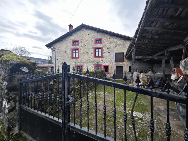 CASA DE PIEDRA CON MÚLTIPLES POSIBILIDADES EN VILLANUEVA DE LA PEÑA — 23
