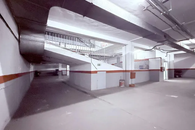 Este no es un aparcamiento cualquiera; es el mítico Garaje Villafontana. — 21