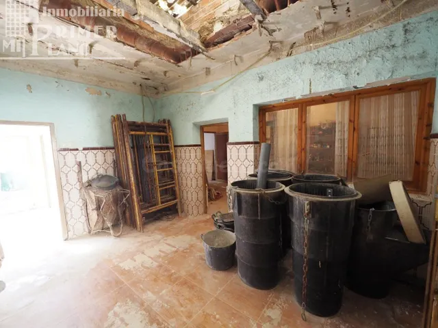 *¡¡SOLO 52.000 Euros !! TU CASA PARA REFORMAR con 206 m2 de  - foto 4