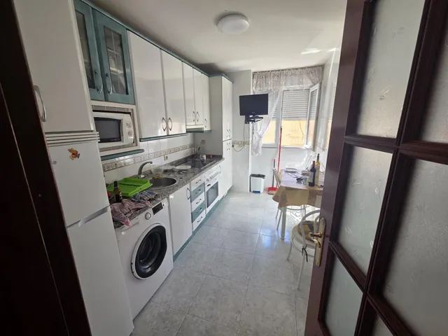 SE VENDE AMPLIO APARTAMENTO, BAJO, 80 M2, AMUEBLADO, COCINA, - foto 2