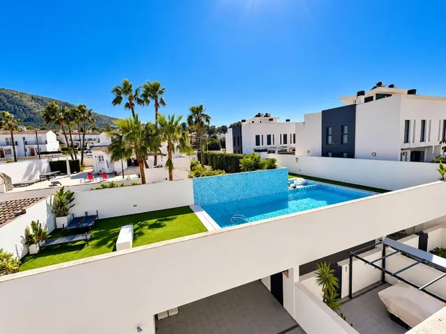 Preciosa casa de esquina con 3 dormitorios, amplia parcela privada y vistas panorámicas en Albir — 43