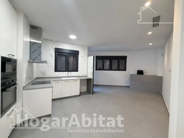 Estrena diseño y máxima eficiencia en esta moderna planta baja reformada con piscina y garaje — 14