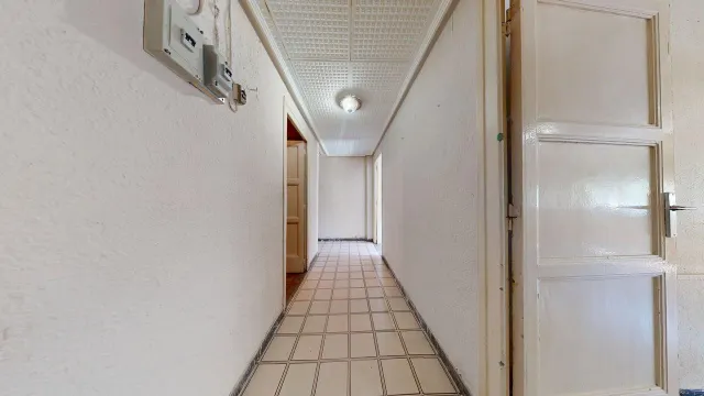 Piso de 89 m2 útiles con AMPLIA TERRAZA DE 40m2!!! Distribuido en cinco dormitorios, salón, cocina con despensa y terraza interior a patio de luces y un baño. — 12