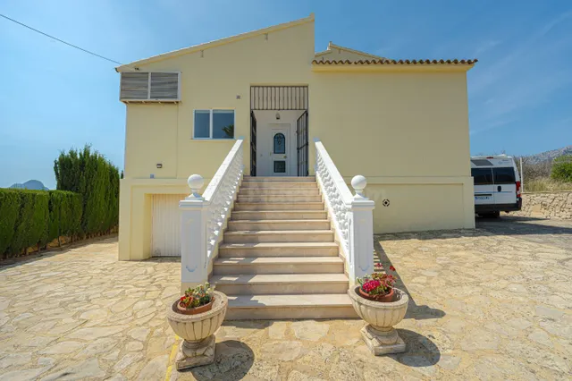 Se vende villa española con piscina privada y mucha intimida - foto 4