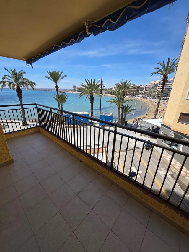 MAGNIFICA VIVIENDA EN PRIMERA LINEA DE PLAYA Y CON PISCINA COMUNITARIA, IDEAL PARA VIVIR TODO EL AÑO — 2