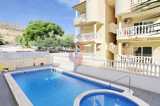 ¡Apartamento en planta baja con gran terraza en Guardamar de - foto 2