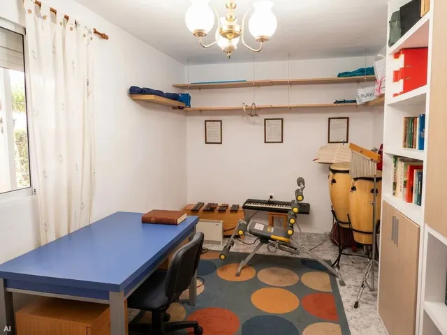 Casa Reformada en Montijo: Luminosa, con Placas Solares, Patio y Nave-Taller — 16