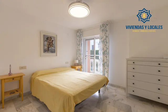 Casa independiente con piscina en La Zubia. — 18