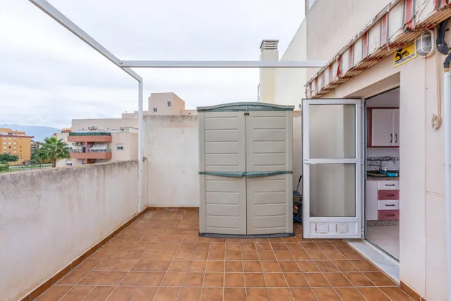 Ático Exclusivo en Roquetas de Mar con Amplia Terraza y Piscina Comunitaria — 9