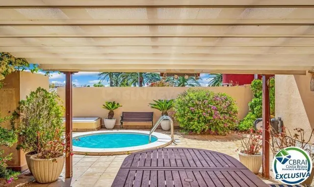 MAS NOU Amplia casa con 5 dormitorios, garaje privado, jardí - foto 2